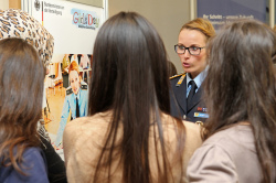 Medien Bundeswehr Teilnehmerinnen des Girl's Day im BMVg