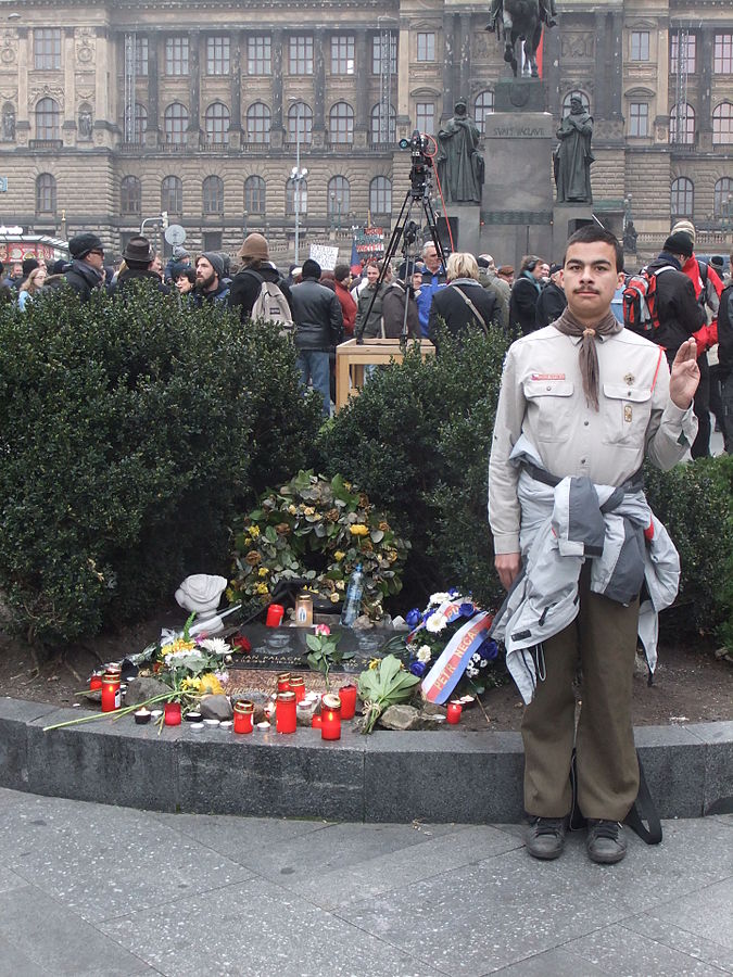 Skaut U Pamětních Desek Jana Palacha A Jana Zajíce Na Václavském Náměstí V Praze Dne 2011 11 17